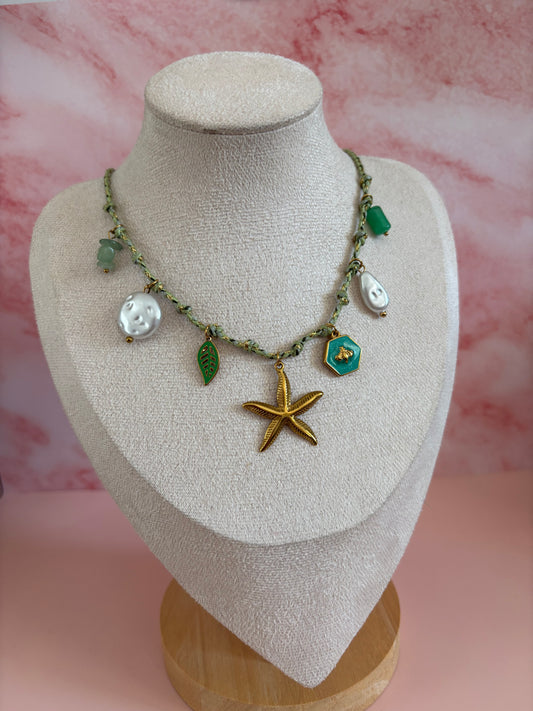 Collier breloques cordon vert