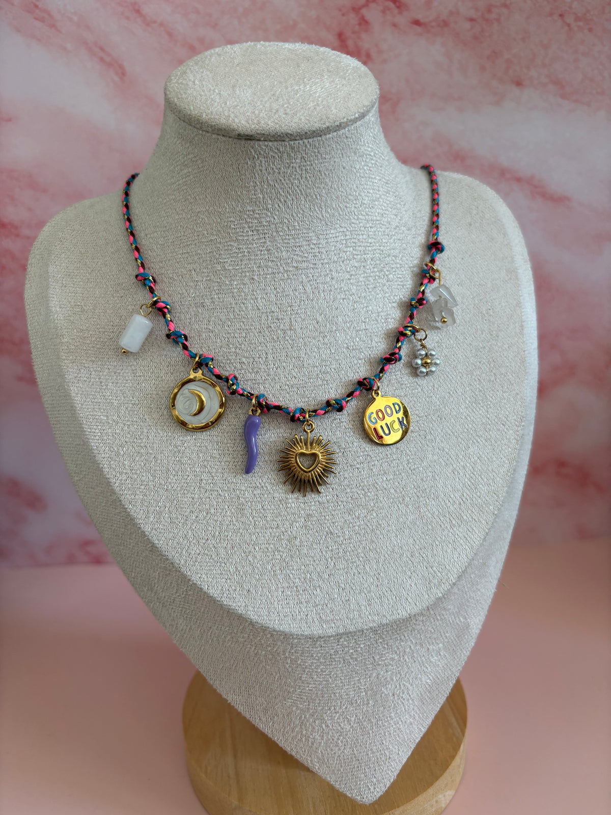 Collier breloques cordon