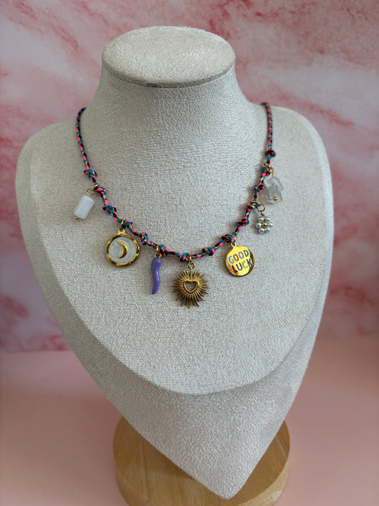 Collier breloques cordon