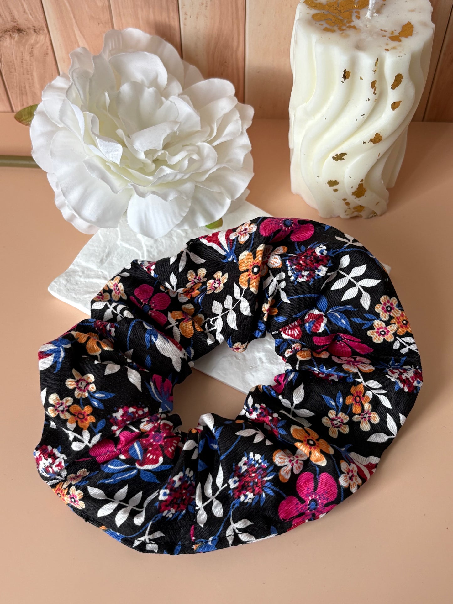 Chouchou fleuri fond noir