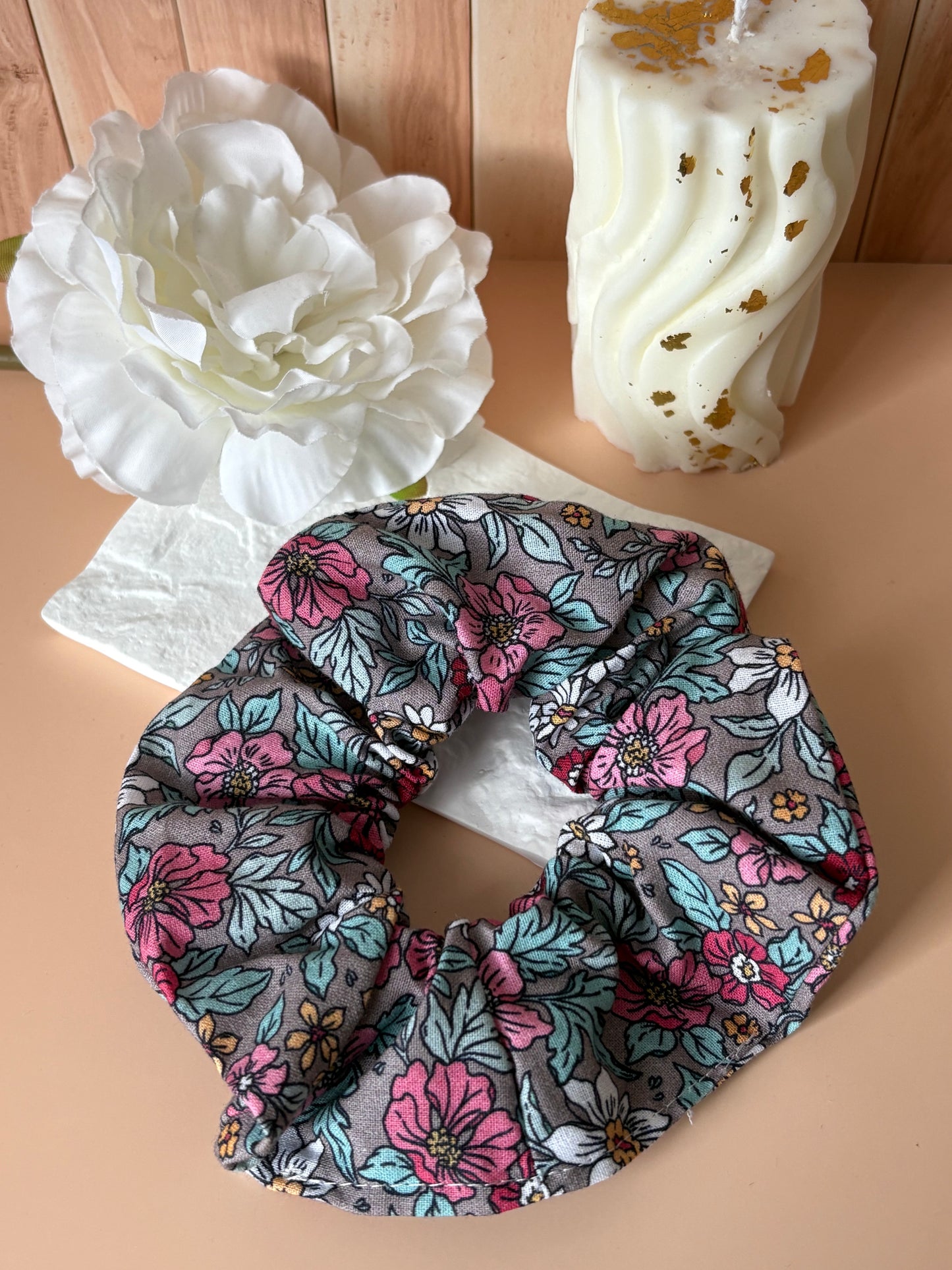 Chouchou fleuri fond gris