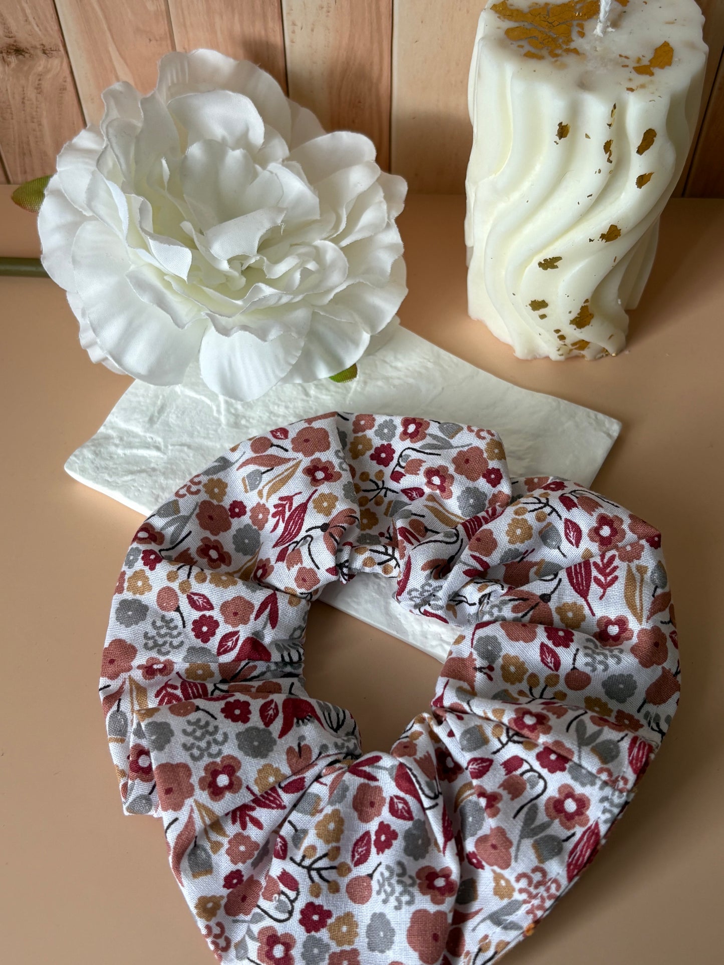 Chouchou fleuri fond blanc