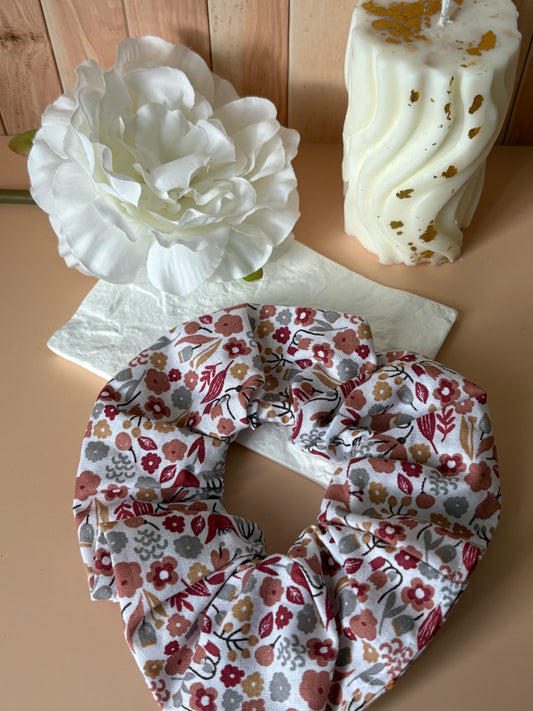 Chouchou fleuri fond blanc